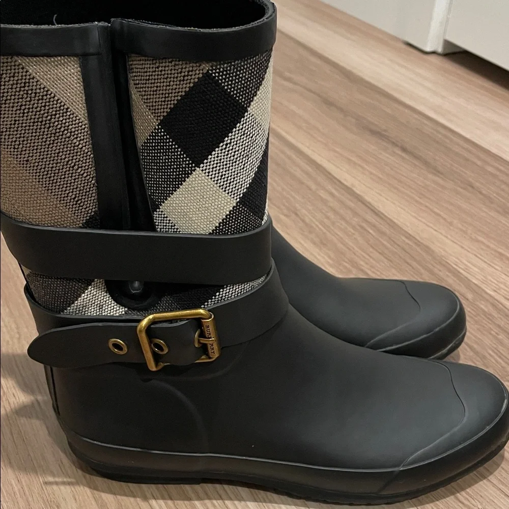 Burberry Black and Tan Women's rain boots - Picture 1 of 5